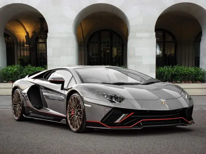 Lamborghini-Aventador-Sports-Car-8_