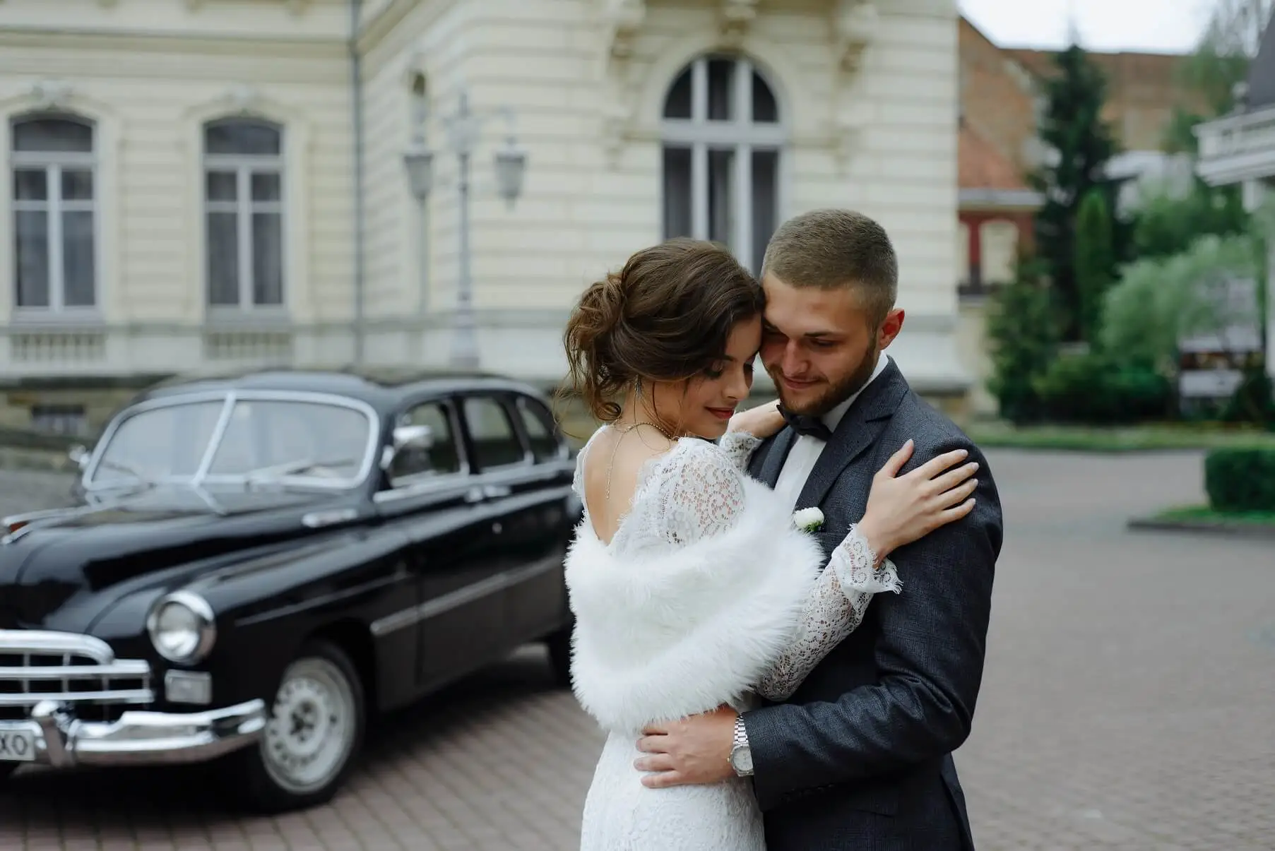 happy-luxury-wedding-couple-kissing-and-embracing