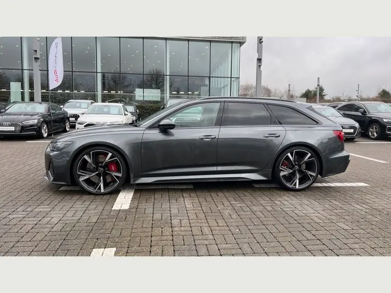 Side profile of the Audi RS6 perfect for Chauffeur Hire