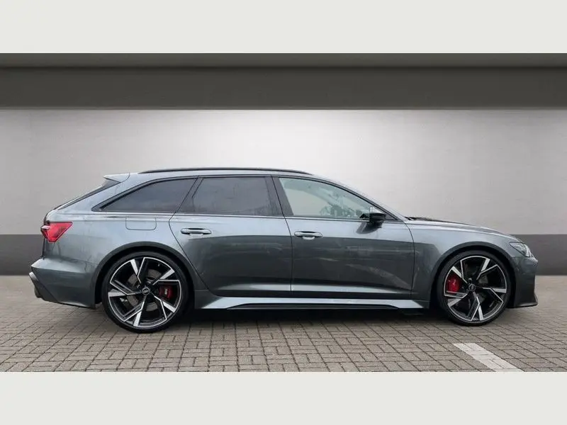 Dynamic shot of the Audi RS6 SPorts car Hire