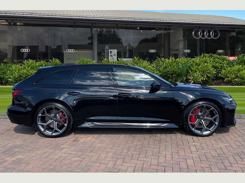 Front view of the aggressive Audi RS6 SPorts car