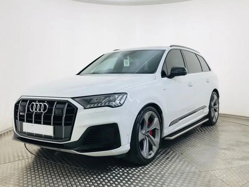 Rear three-quarter view of the silver Audi SQ7.