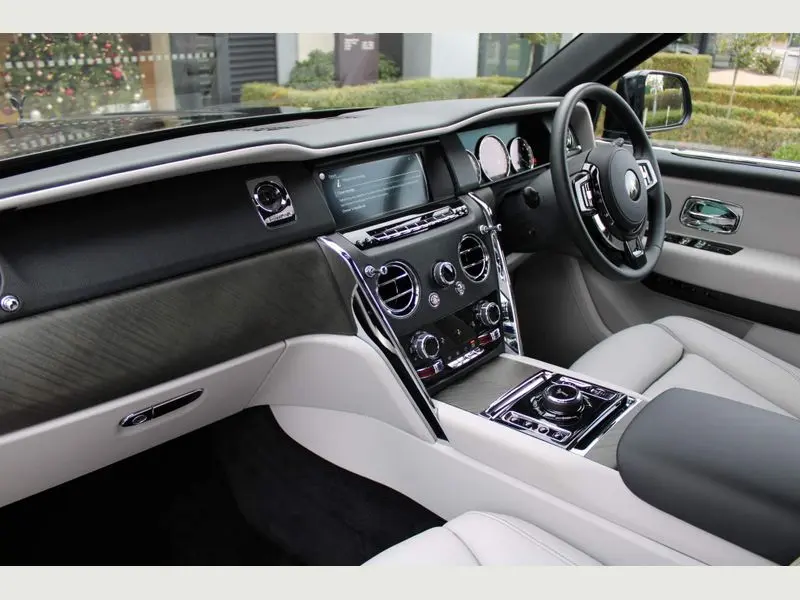 Rolls Royce Cullinan Car Renting